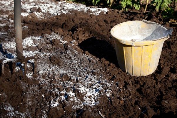 bodemactivator strooien voor bodem verbeteren